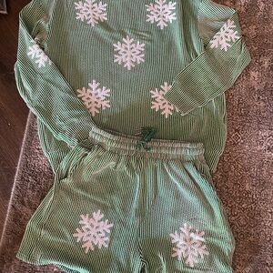 Green and White Snowflake 2 piece outfit ladies size small NEW